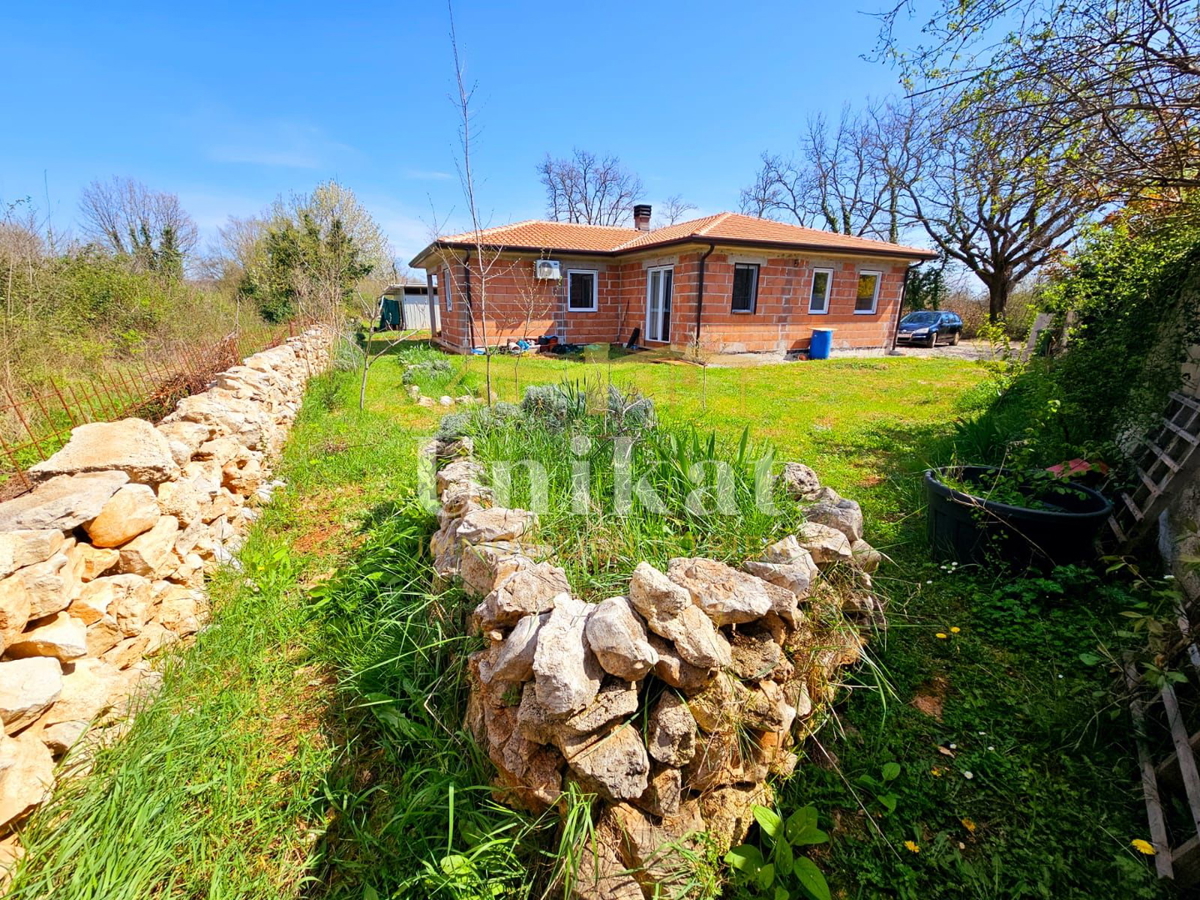 Casa al piano terra senza vicini a 10 km da Poreč - grande giardino